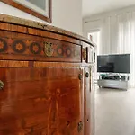 شقة Palazzo Visconti Di Modrone, Two Beautiful By Halldis ميلان
